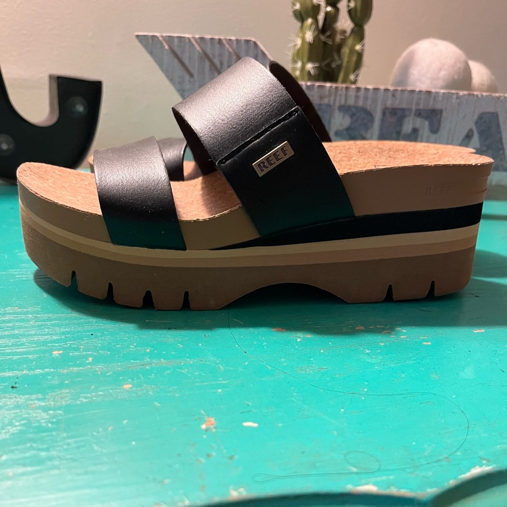 Reef Cushion Vista Higher Black and Tan Platform Sandals

Worn twice
